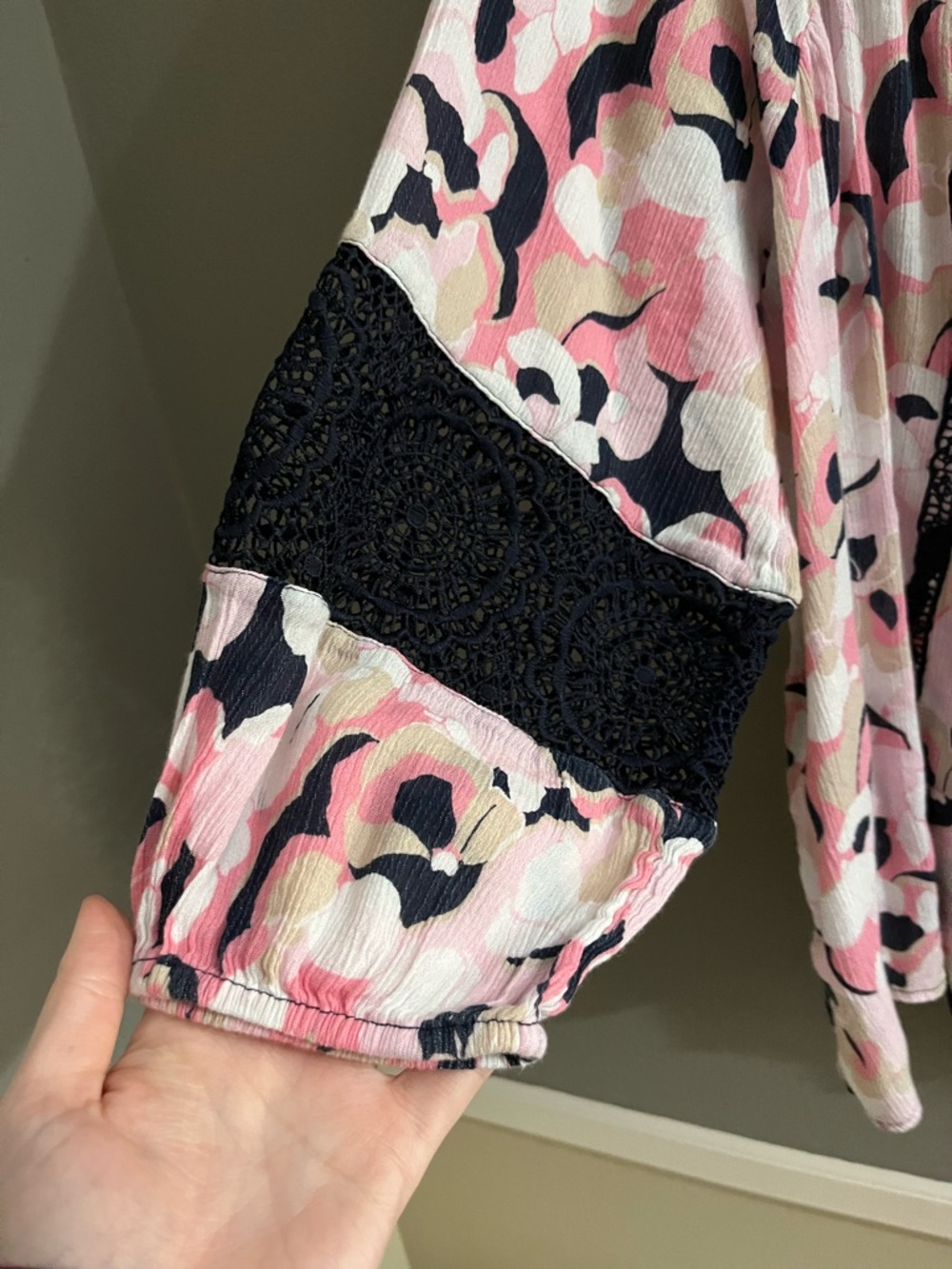 Crown and Ivy Floral Peasant Blouse Lace Yoke Bold Print Relaxed Fit Coastal - Picture 4 of 7